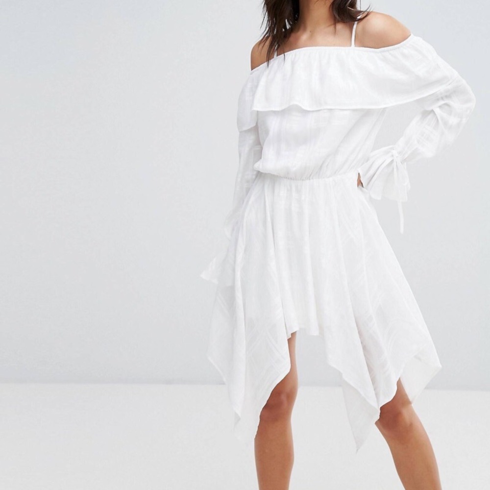 2-Way Wear Missguided Cold Shoulder Hanky Hem Dress In White